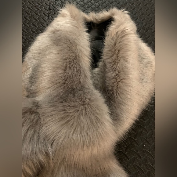 Bridal Wrap Shaul fake fur light gray color - Picture 3 of 13